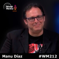 Manu Díaz, presentador del podcast World Media, sonríe mientras se prepara para grabar el episodio #WM212. En la imagen se destaca su atuendo casual con una camiseta negra y un blazer, en un fondo oscuro.
